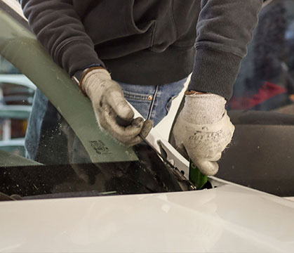 Bennett Glass and Mirror employee replacing a car windshield